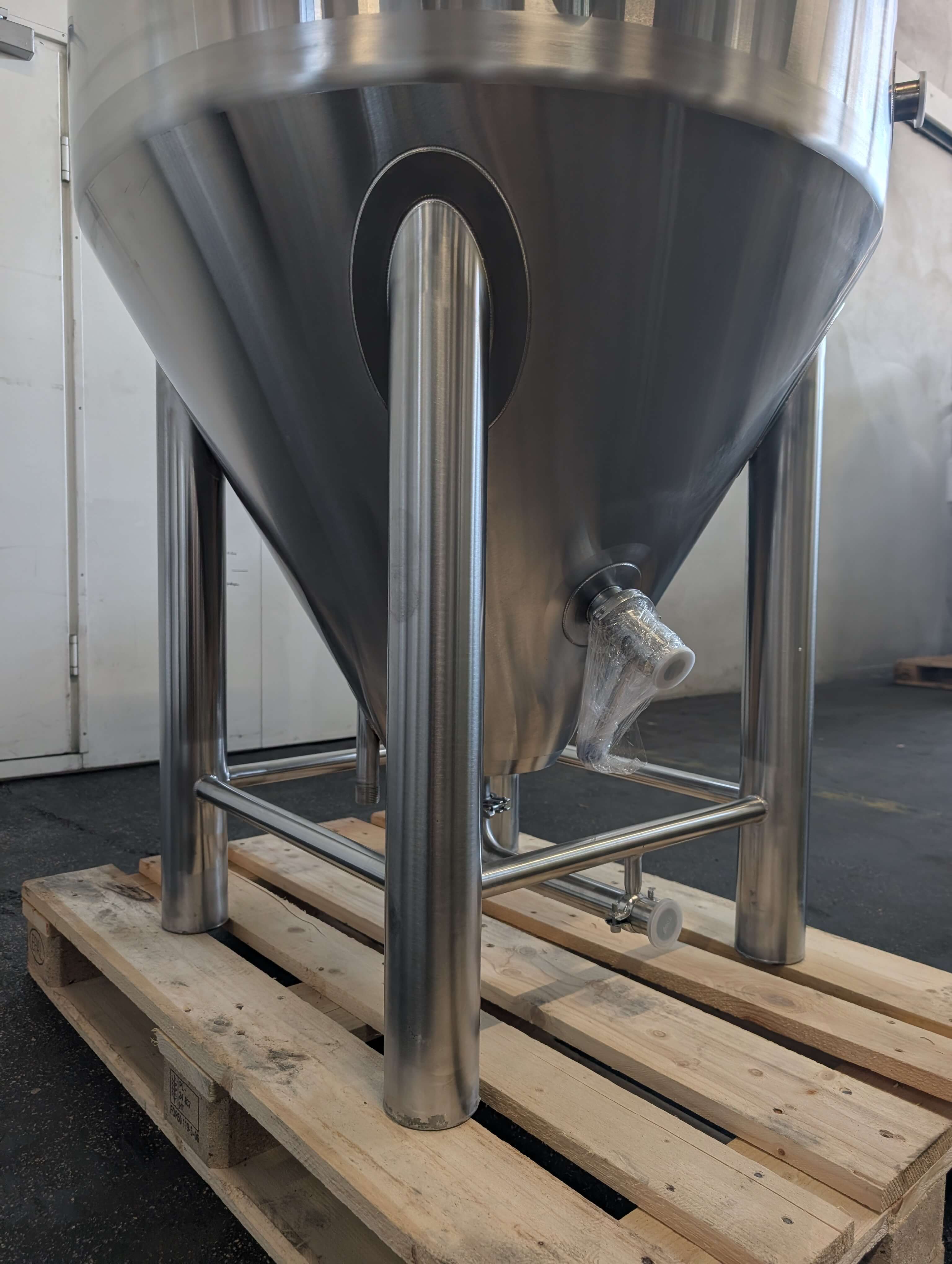 Front- und Seitenansicht des 500L Edelstahl Gärtanks mit robustem Standgestell und zwei Auslass-Ports.